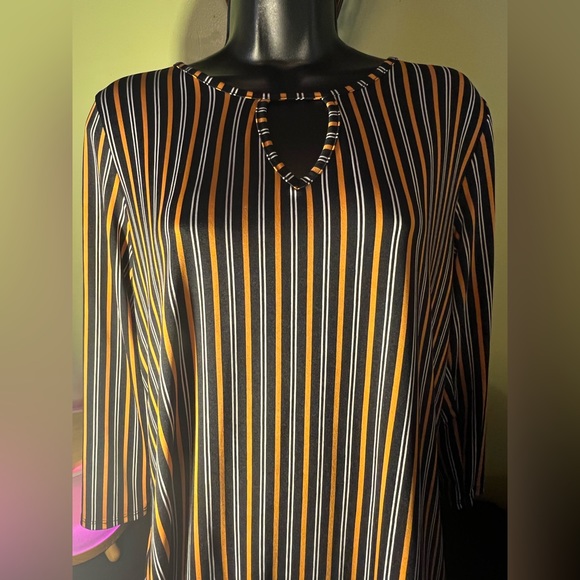 Cool striped top. Casual and comfortable - Picture 2 of 2